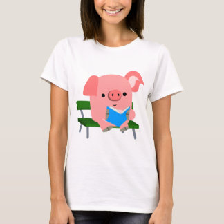 ベンチに読おける可愛い漫画の豚Tシャツ Tシャツ