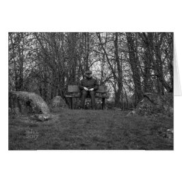 ベンチカードのフラットキャップを持つ人