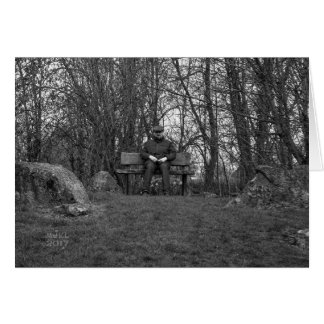 ベンチカードのフラットキャップを持つ人