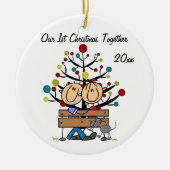 ベンチ、猫のパーソナライズな休日のオーナメントのカップル セラミックオーナメント (正面)