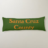 ベンロモンドサンタクルーズカウンティグリーンオレンジ文字 ボディピロー (裏面)