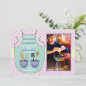 ベーカリーエプロン誕生日パーティー写真ミントピンク招待状 招待状 (スタンド正面)