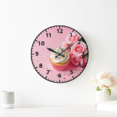 ベーカリーカップケーキピンクローズ焼いたグッズグルメ ラージ壁時計 (ホーム)
