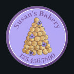 ベーカリーパティシシェフクロクエ結婚ムブシュのケーキ料理 マグネット<br><div class="desc">デザインはクロクエンブシュのオリジナルマーカーのイラストレーションを備えている伝統的フランスの。チョックスのペストリーのパン（クリームパフ）で作られたケーキで、紫色のパンスイの花が飾られている。ケーキ結婚、ベーカリー、パテフランスのィスリー、ウェディングプランナー、その他のブライダルや関連するビジネスに理想的な結婚。情報カスタマイズを持って。あなたは何を探しているか分からない？カスタマイ救済ズが必要な場合連絡お前のために何かデザインを持って。</div>