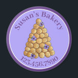 ベーカリーパティシシェフクロクエ結婚ムブシュのケーキ料理 マグネット<br><div class="desc">デザインはクロクエンブシュのオリジナルマーカーのイラストレーションを備えている伝統的フランスの。チョックスのペストリーのパン（クリームパフ）で作られたケーキで、紫色のパンスイの花が飾られている。ケーキ結婚、ベーカリー、パテフランスのィスリー、ウェディングプランナー、その他のブライダルや関連するビジネスに理想的な結婚。情報カスタマイズを持って。あなたは何を探しているか分からない？カスタマイ救済ズが必要な場合連絡お前のために何かデザインを持って。</div>