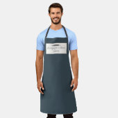 ベーカリー名カスタム深いミッドナイトブルーシェフ+スタッフ エプロン (着用した状態)