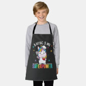 ベーキングは私の超大国スイートユニコーンベークスベビーB エプロン (着用した状態)