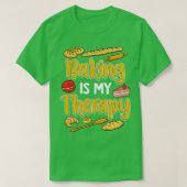 ベーキングイズマイセラピーベーカーベーカリー Tシャツ (デザイン正面)