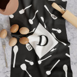 ベーキングパパモノグラムブラックキッチンタオル キッチンタオル<br><div class="desc">あなたのパパは台所の妻か？柄や料理の道具を使った自分のキッチンタオルで彼を扱う。ただ彼のイニシャルを追加。</div>