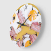 ベーコンで揚げた卵 ラージ壁時計 (傾斜)