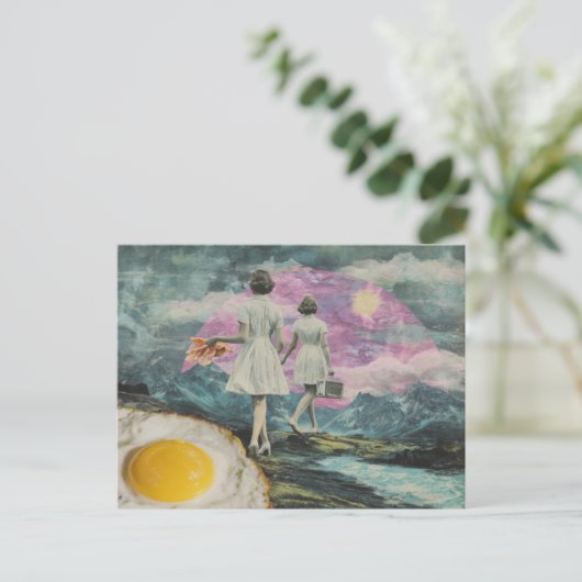 ベーコンとエッグを持つ超現実的な朝食女性 ポストカード (スタンド正面)