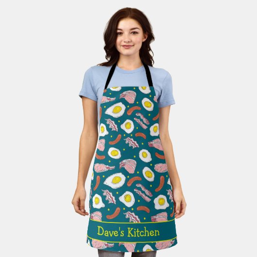 ベーコンアンドエッグブレックファーストパターン(の模様が)あるフード エプロン (着用した状態)