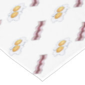 ベーコンストリップと揚げ卵の朝食フード テーブルクロス (アングル)