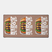 ベーコンマイフードプンおもしろいに行くな デスクマット (正面)
