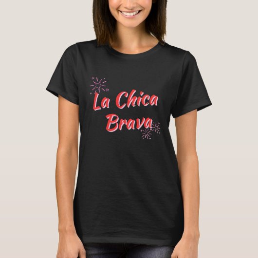 ベーシック "LA CHICA BRAVA" レッド - 激しいラティーナ系女性 Tシャツ (正面)