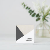 ベージグレイユニークホワイトジオメトリックコンサルタント スクエア名刺 (スタンド正面)