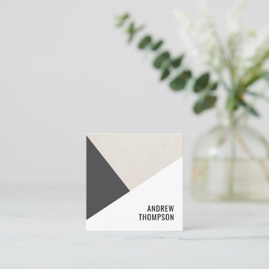 ベージグレイユニークホワイトジオメトリックコンサルタント スクエア名刺 (スタンド正面)