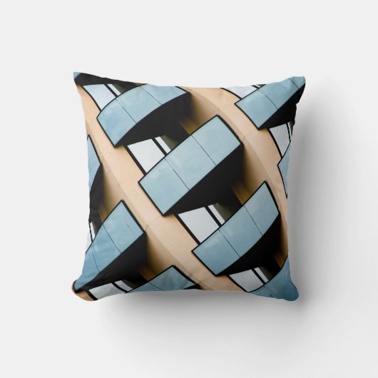 ベージュおよび青の幾何学的パターン クッション (正面)