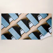 ベージュおよび青の幾何学的パターン ビーチタオル (正面)