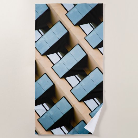 ベージュおよび青の幾何学的パターン ビーチタオル (正面)