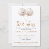 ベージュかわいいバルーンツツインベビーシャワー 招待状 (正面)