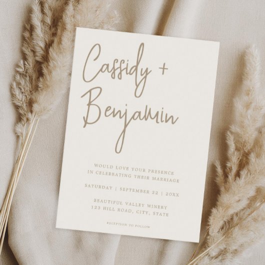 ベージュとアイボリーのスクリプト ミニマル モダン ウェディング 招待状