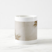 ベージュとクリームの花柄テクスチャー白マグカップ コーヒーマグカップ (中央)