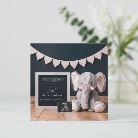 ベージュとグレーのミニマル妊娠発表 招待状 (スタンド正面)