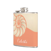 ベージュとサンゴのノウチラスの貝殻とモノグラム フラスク (左)