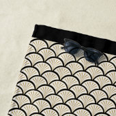 ベージュとブラックのアートデコ抽象芸術の花模様 ビーチタオル (インサイチュ)