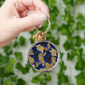 ベージュとブルーのカラーフローラ/フラワーパターンのアート キーホルダー (手)