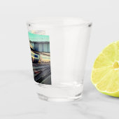 ベージュとマルーンの列車 ショットグラス (右)