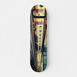 ベージュとマルーンの列車 スケートボード