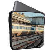 ベージュとマルーンの列車 ラップトップスリーブ (正面右)
