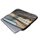 ベージュとマルーンの列車 ラップトップスリーブ (正面下部)