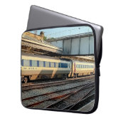 ベージュとマルーンの列車 ラップトップスリーブ (正面左)