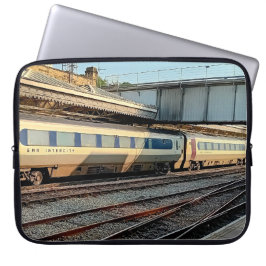 ベージュとマルーンの列車 ラップトップスリーブ