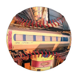 ベージュとマルーンの列車 野球ボール