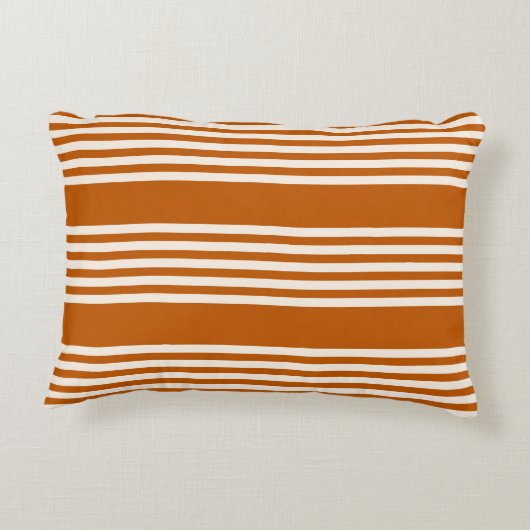 ベージュと焦げオレンジの5つのストライプパターン アクセントクッション (裏面)