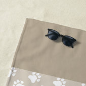 ベージュと白い犬の足と名前の骨 ビーチタオル (インサイチュ)