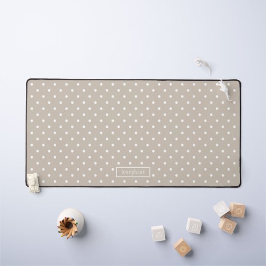 ベージュと白の水玉模様のデザインに名前を入れて デスクマット (キッズテーブル)