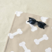 ベージュと白犬の骨の名前をカスタムする模様 ビーチタオル (インサイチュ)