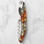 ベージュと赤で並んだ彫刻された長方形の作品 ソムリエナイフ (正面)