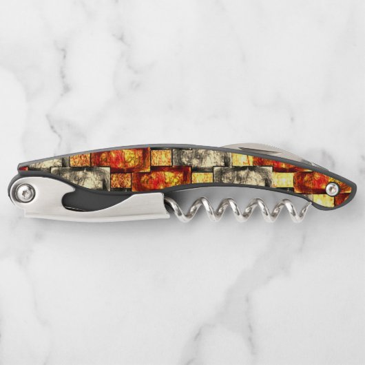 ベージュと赤で並んだ彫刻された長方形の作品 ソムリエナイフ (正面)