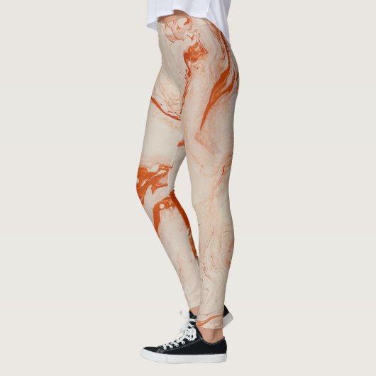 ベージュと金ゴールドのテクスチャの外観 レギンス (左)