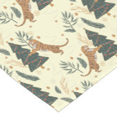 ベージュにはクリスマスツリーやタイガースが飾られている ショートテーブルランナー (コーナー)