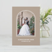 ベージュのアーチ カスタムフォト ウェディング レセプション 招待状 (スタンド正面)