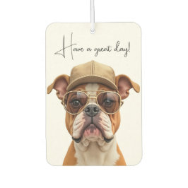 ベージュのキャップを被ったブルドッグ カーエアーフレッシュナー