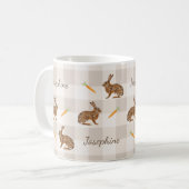 ベージュのギンガムチェックのウサギとニンジンと名前入り コーヒーマグカップ (正面左)