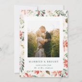 ベージュのクリスマスフラワーの新婚 Married and Bright シーズンカード (正面)
